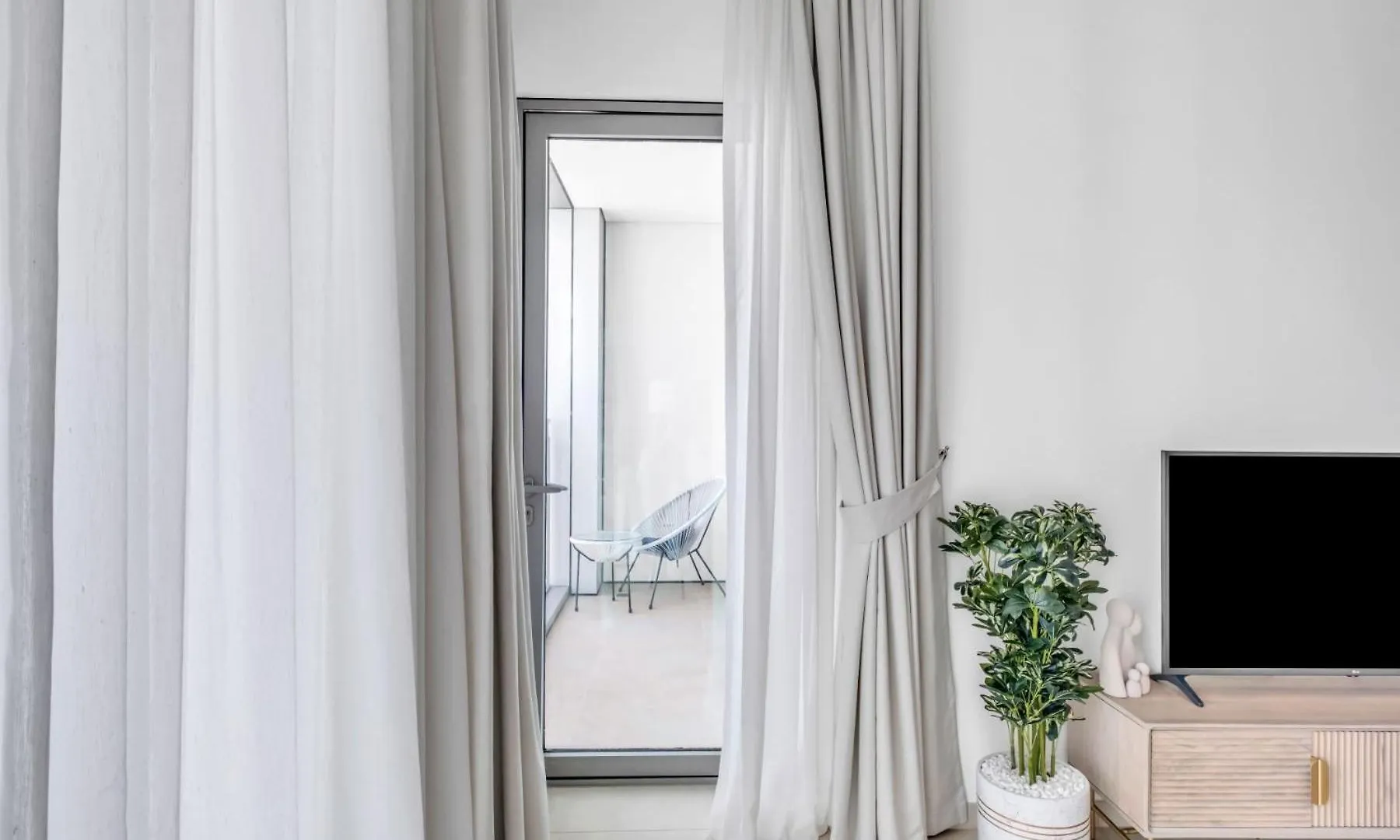 Apartment Steps From Dubai Mall With Sea Views