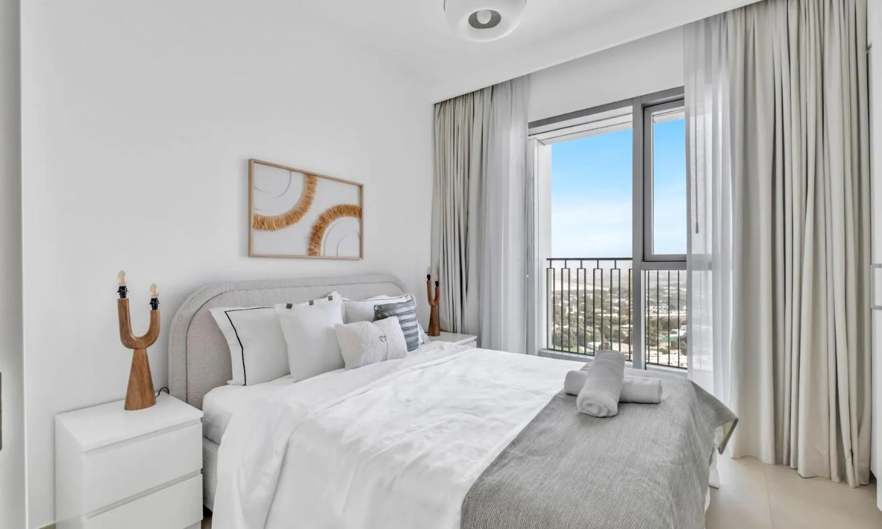 Apartment Steps From Dubai Mall With Sea Views